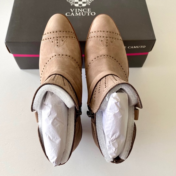 ✨New VINCE CAMUTO Dorintina Nubuck Booties Taupe - Picture 7 of 9